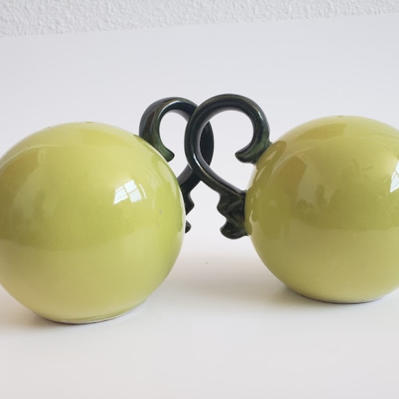 Vintage large apple shape solt pepper shakers - Picture 1 of 7